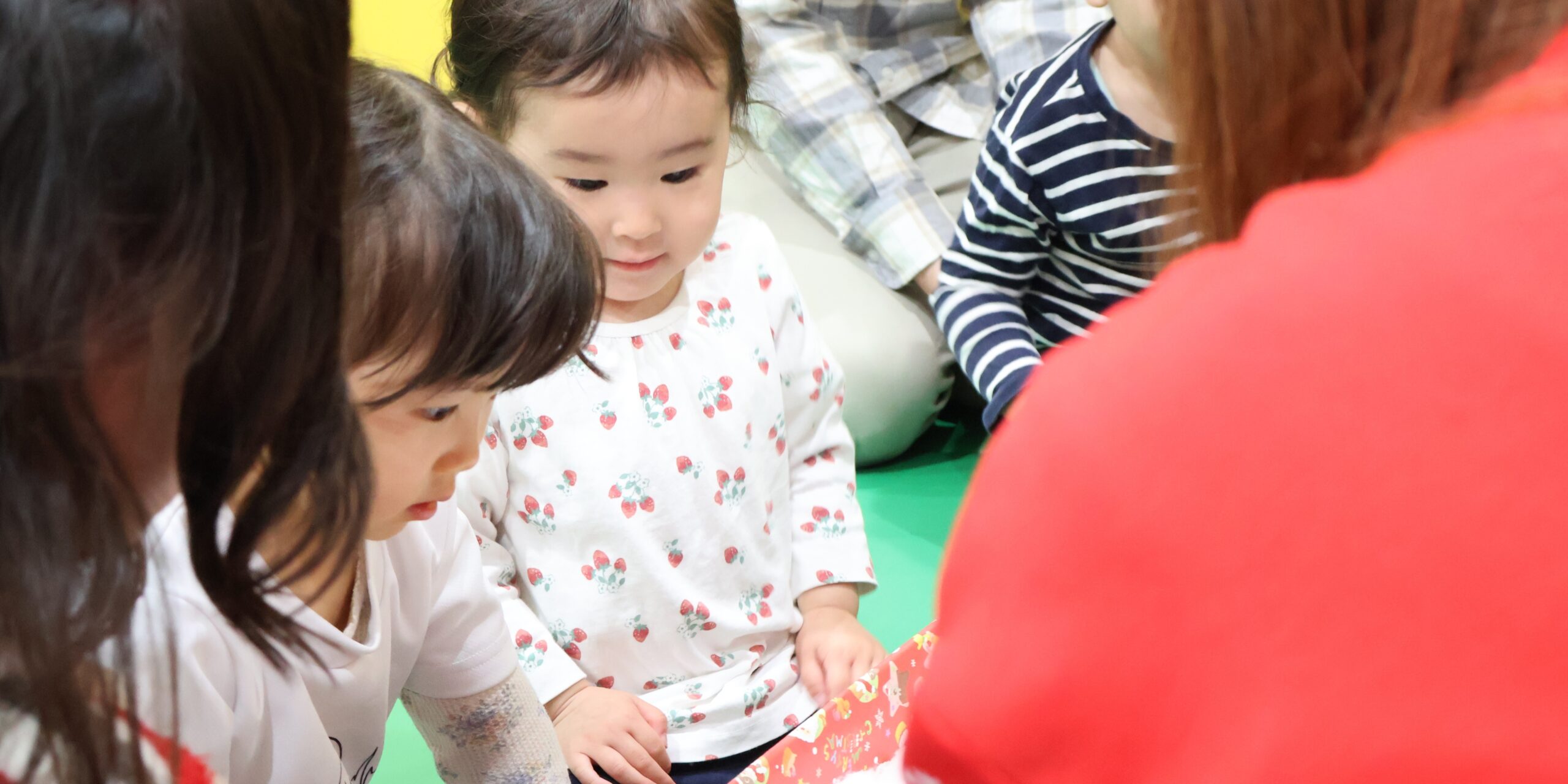 イベントに盛り上がる子供たち
