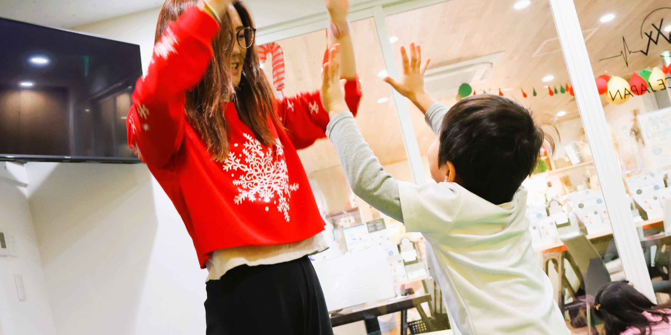 アンナ先生とハイタッチ